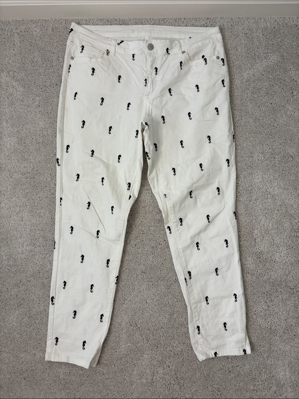 crown & ivy White Skinny Pants with Black Seahorse Motif